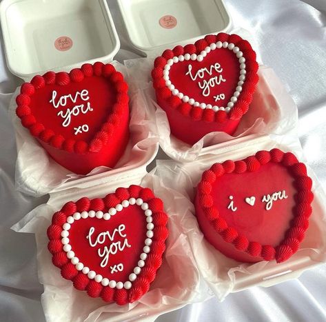 Cupcakes San Valentin, Birthday Cake For Boyfriend, Cake For Boyfriend, Bento Cake, Cute Birthday Cakes, Valentine Treats, Diy Gift Box, Photo Cake, Sweet Cakes