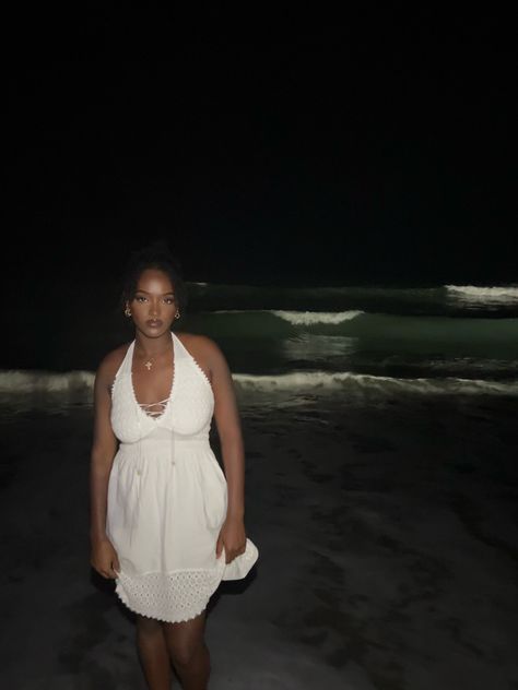 Late Night Beach Outfit, White Dress Makeup Look, Night Time Beach Pictures, Night Beach Pics, Night Time Beach, Night Dinner Outfit, Beachy Chic, Outfit Dinner, Orlando Beach