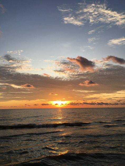 sunset di pantai Sunset Sky Beach, Sunset With Sea, Sky Aesthetic Sunsets, Gambar Estetic, Sunset Beach Aesthetic, Afternoon Sky, Bali Sunset, Sincere Love, Pict Random