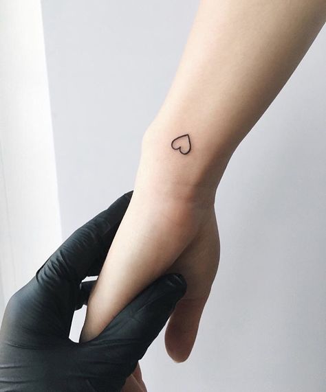 Day Tattoo Ideas, Tiny Heart Tattoos, Tiny Wrist Tattoos, Small Heart Tattoos, Small Girl Tattoos, Inspiration Tattoos, Small Hand Tattoos, Classy Tattoos, Discreet Tattoos