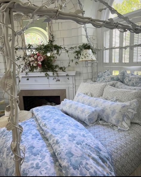 Blue Vintage Aesthetic Bedroom, Blue Cottagecore Aesthetic Room, Nantucket Bedroom Decor, Blue Cottage Aesthetic, Mama Mia Bedroom Ideas, Coastal Granddaughter Coquette, Costal Grandmother Bedroom Ideas, Greek Bedroom Aesthetic Blue, Coastal Grandma Room Aesthetic