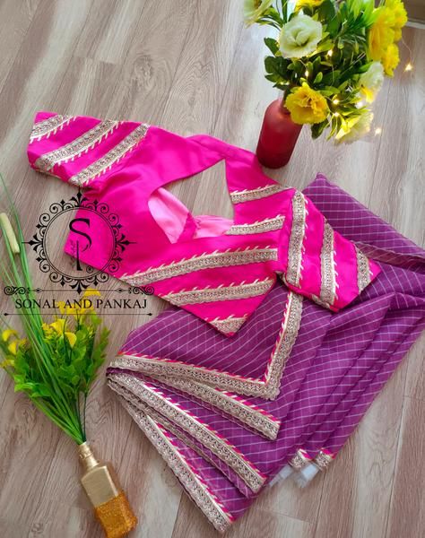 Bandhni Blouse Designs Latest, Saree With Designer Blouse, Blouse Designs High Neck, Blouse Designs Catalogue, Traditional Blouse Designs, Saree Blouse Neck Designs, Cutwork Blouse Designs, Drape Gowns, New Blouse Designs