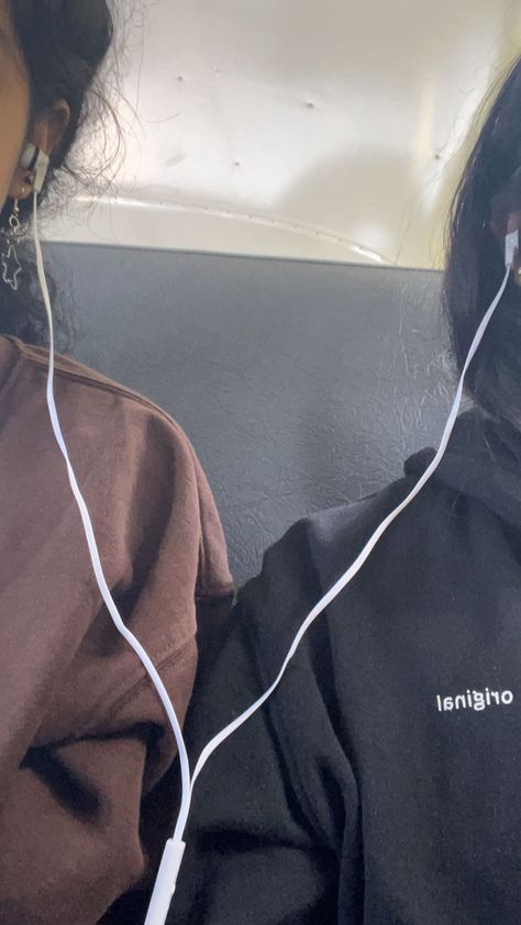 Two People Sharing Earphones Aesthetic, People Sharing Headphones, Two People Sharing Headphones, Two People Listening To Music Together, Sharing Music Aesthetic, Sharing Earphones Couple Aesthetic, Listening To Music With Friends, Listening To Music Together Aesthetic, Listening To Kpop Aesthetic