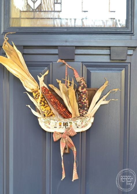 Dustpan wreath | Upcycled dustpan as a front door hanging Cheap Wreaths, Easy Diy Fall Crafts, Unique Fall Wreath, Winter Wreath Diy, Easy Wreaths, Aging Metal, Autumn Ideas, Unique Fall, Pumpkin Centerpieces