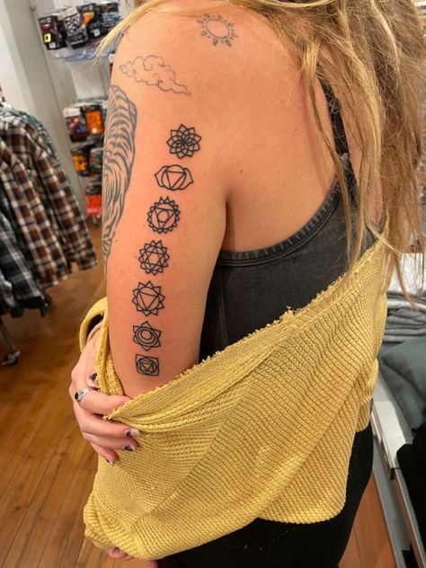 Long Tattoo Design, Chakras Tattoo, Long Tattoo, Tattoo Klein, Black Men Tattoos, Tropical Tattoo, Chakra Tattoo, Mantra Tattoo, Hippie Tattoo