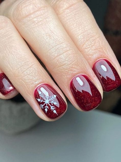 red Christmas nails: snowflake accent Red And Silver Nails, December Nails, Red Christmas Nails, Holiday Nail Designs, Christmas Gel Nails, Snowflake Nails, Red Nail, Shellac Nails, Festival Nails