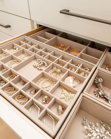 OK, we’re beyond obsessed — SO cool to see our Stackers jewellery organizers used in this dream closet design!! 😍💍🙌 Designed by Graceful Spaces Organizing, this custom closet delivers beautifully organized luxury in a big way for client @heynasreen. The jewellery drawer features both our Supersize Trinket Layer and Supersize Watch & Accessory Layer, along with our Classic Chunky Jewellery Layers. Want to add some fabulousness to your own closet? Head to our site to shop our full collection... Drawer Jewellery Organiser, Jewelry Closet Luxury, Diy Storage Drawers, Accessories Drawer, Jewellery Drawer, Watch Accessory, Closet Island, Chunky Jewellery, Jewelry Closet