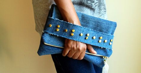 My most recent project - this time with a bit of grunge - a denim fold-over clutch. I sketched this clutch in one of those late night ... Pochette Diy, Denim Clutch Bags, Sewing Tutorials Bags, Clutch Tutorial, Best Leather Wallet, Jean Purses, Denim Clutch, Diy Clutch, Tote Bag Tutorial