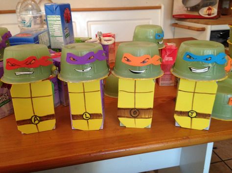 Ninja Turtles made of  juice boxes and pear sauce cups :) Preschool Treats, Dayhome Ideas, Toddler Snack Ideas, Fancy Snacks, Juice Crafts, Class Snacks, Classroom Snacks, Pear Sauce, School Snacks For Kids