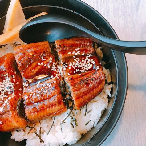 Unagi Don, Japanese Food Photography, Cooking Over Fire, Food Fish, Japanese Kitchen, Japanese Snacks, Foods Delivered, Japan Food, Asian Cooking