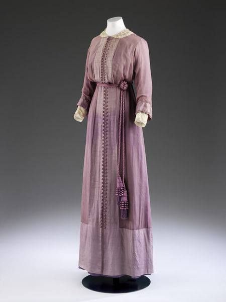 Day dress by Mascotte, 1912, England, silk chiffon over silk, grosgrain, lace, boned, embroidered V&A Museum Edwardian Era Fashion, Gaun Abad Pertengahan, Fashion 1910, 1900s Fashion, 1910s Fashion, Afternoon Dress, Edwardian Dress, Old Dresses, Century Clothing