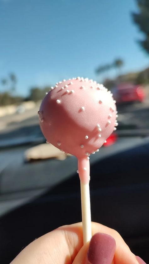 Birthday Cake Pop on a stick 🎂🍡 pink sweets Cakepop Aesthetic, Pink Cakepops, Pink Velvet Cakes, Pink Cake Pops, Birthday Cake Pops, Food Time, Starbucks Drinks Recipes, Food Pics, Acrylic Nails Coffin Pink