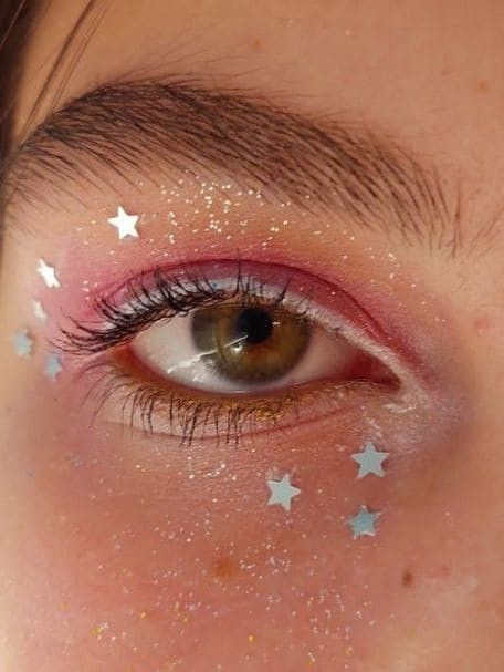 4 July Makeup, 4th Of July Makeup Simple, Usa Makeup Looks, Lover Makeup Look, Folklore Inspired Makeup, Simple Fourth Of July Makeup, Red Era Makeup, Red Star Makeup, Lover Makeup Ideas