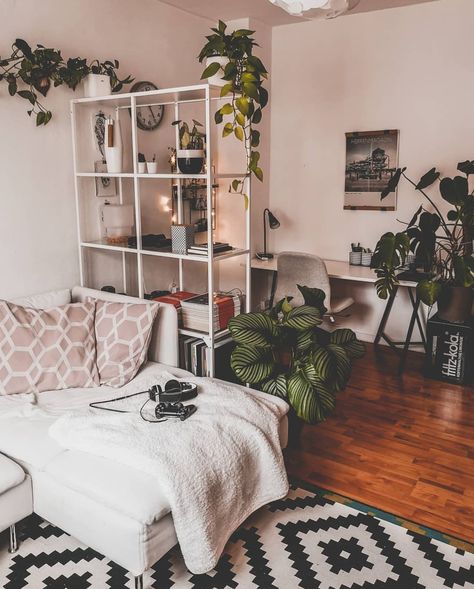 Small Studio Apartment Decorating, Studio Apartment Living, Deco Studio, Studio Living, Space Ideas, Apartment Decor Inspiration, Studio Apartment Decorating, Apartment Inspiration, Living Room Inspo