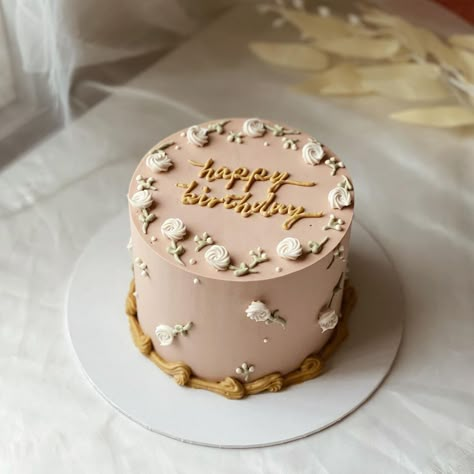 White And Rose Gold Birthday Cake, Off White Cake Design, Beige Bday Cake, Beige Cake Ideas, Beige Cake Birthday, Neutral Color Cake, Beige Cake Aesthetic, Brown Cake Ideas, Cake Design For Mom