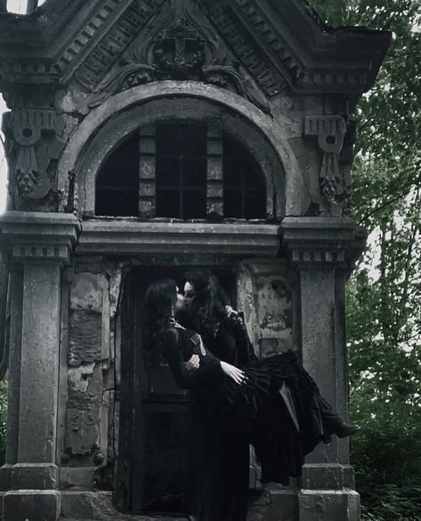 Romantic Goth Couple, Goth Lesbian Couple Aesthetic, Graveyard Wedding Photos, Lesbian Goth Outfits, Cemetery Couple Photos, Gothic Lesbian Wedding, Sapphic Goth, Goth Wedding Photos, Metalhead Wedding