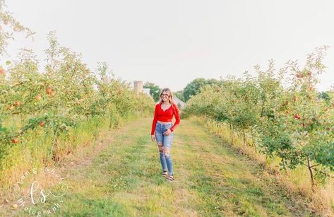 21 Likes, 2 Comments - Long_Shots_Photography (@long_shots_photography2013) on Instagram: "The season of Apple orchard is almost upon us!! @berryvieworchard opens this weekend! #seniorsession #seniorpictures #senior #classof2021 #appleorchards #beauty #goldenhours" Senior Picture Ideas Apple Orchard, Long Shot Photography, Long Shot, Apple Orchard, Senior Session, Senior Pictures, Photography, Instagram