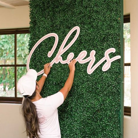 Leaf Wall Backdrop, Flower Wall Sign, Ivy Wall Photo Backdrop, How To Hang Neon Sign On Backdrop, How To Make A Greenery Wall Backdrop, Diy Hedge Wall, Boxwood Wall With Neon Sign, Boxwood Wall Wedding, Boxwood Backdrop Ideas