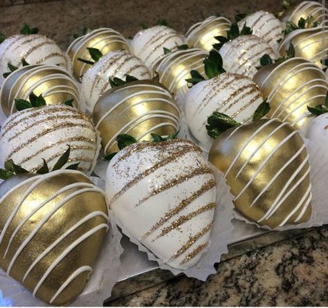 Gold Chocolate Covered Strawberries by SweetHeartDesigns91 on Etsy: Gold Chocolate Covered Strawberries, Valentine Strawberries, Chocolate Covered Strawberry Recipe, Blackberry Syrup, Chocolate Covered Fruit, Gold Chocolate, Strawberry Baby, Shower Desserts, Baby Shower Desserts