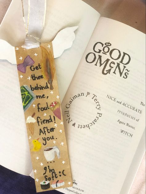 Good omens bookmark handmade front and behind drawing aziraphale and crowley vibes with their funny quotes and wings two sides black wing and white wing Good Omens Gift Ideas, Good Omens Bookmark, Good Omens Doodles, Victoria Aesthetic, Aziraphale And Crowley, Wallpaper Collages, White Wing, Bookmark Handmade, Good Omens Book