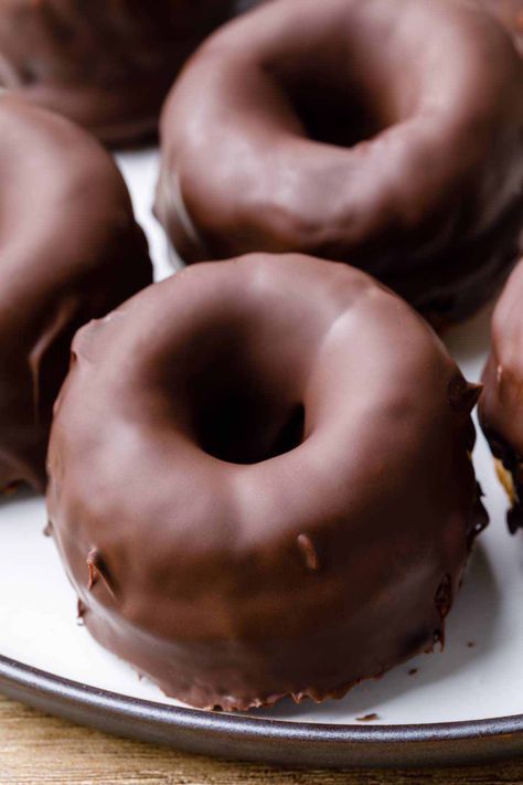 Soft and Fluffy Keto Donuts (with Chocolate Glaze) - Keto Pots Keto Glaze, Keto Icing Glaze, Keto Donuts Recipe, Low Carb Donut Recipes, Keto Doughnut Recipes, Keto Donut Pan Recipes, Keto Donut Recipe, Low Carb Yeast Donut Recipes, Keto Glazed Donut