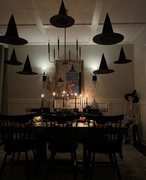 Dining Room Halloween, Haunted House Kitchen Ideas, Halloween Decorations Restaurant, Dining Table Halloween Decor, Gothic Themed Party, Restaurant Halloween Decor, Halloween Dinner Party Decor, Halloween Restaurant Decorations, Deco Table Halloween