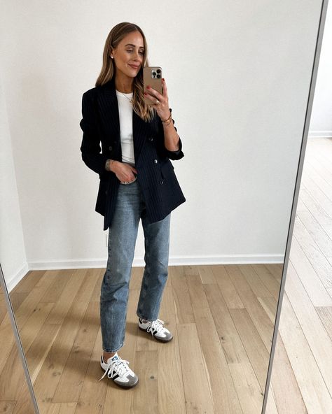 Blazer And Sneakers Outfit, Black Blazer With Jeans, Navy Blazer Outfits, Jeans And Sneakers Outfit, Travel Outfits For Women, Best Travel Outfits For Women, Airport Outfit Ideas, Flight Outfit, Outfit Airport