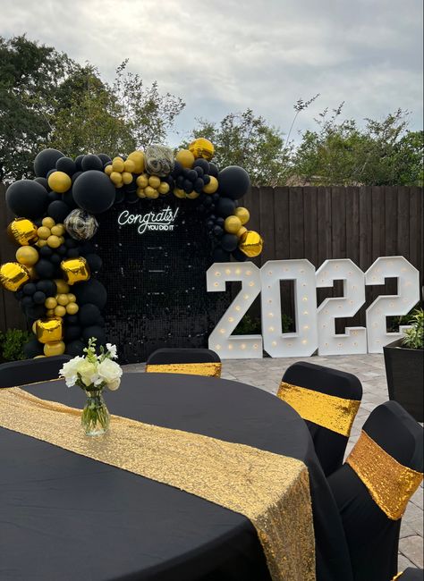 Graduation Party Room Set Up, Chico State Graduation Party, Man Graduation Party, Graduation Balloon Decorations Outside, Men Graduation Party Ideas, Black Tie Graduation Party Ideas, Graduation Party Ideas College Men, Graduation Party Ideas Gold And Black, Business Graduation Party