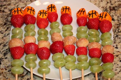 Confessions of a Sports Mama: Team Mama Idea: Basketball Breakfast Kabobs Basketball Veggie Tray, Basketball Breakfast Ideas, Basketball Fruit Tray, Basketball Team Dinner Ideas, March Madness Snacks, Breakfast Kabobs, Mom Snacks, Basketball Snacks, Basketball Treats