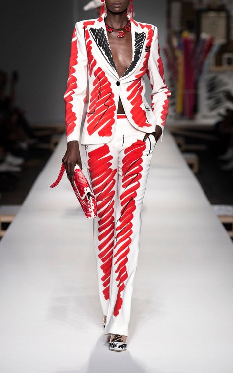 Mark Making Fashion Runway, Moschino Fashion, Woman Suit, Crepe Pants, Abstract Fashion, Woman Suit Fashion, Weird Fashion, Cooler Look, Painted Clothes