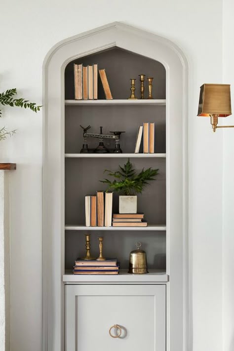 Built-in book shelves in living room.  Come get inspired by Tranquil and Timeless Tudor Design Details From a Serene 1920s Texas Cottage renovated on HGTV's Fixer Upper by Chip and Joanna and known as the Scrivano House. #fixerupper #scrivano #cottagestyle #interiordesign #greytrim #serenedecor #builtin #bookshelves #livingroom Ruangan Studio, Fixer Upper Decor, Tudor Cottage, Furniture Apartment, Style College, Rooms Decor, Tudor Style Homes, Apartment Organization, Bookshelf Styling