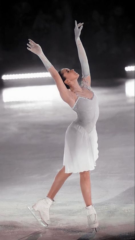 White Ice Skating Dress, White Figure Skating Dress, Skater Fits, Magical Clothes, Skater Outfit, Figure Skating Outfits, Skating Aesthetic, Ice Skating Outfit, Miss Perfect