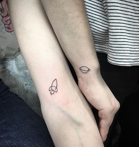 27 Tattoo, Fly To The Moon, Minimal Tattoo Designs, Minimal Tattoo Ideas, Maching Tattoos, Rocket Tattoo, Matching Best Friend Tattoos, Alien Tattoo, Bff Tattoos