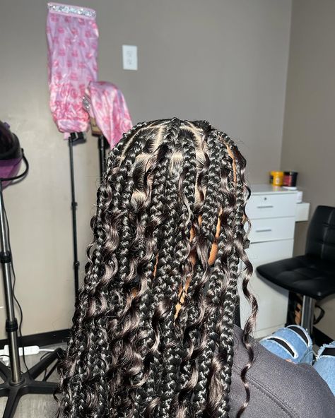 Best vacay braids😍🌴 🌸Ready to learn how to braid?🌸🧚🏼‍♀️ 🌸Arri’s SchoolHouse and Arri’s Little Braid Book is here! 🎓🎉 Ready to learn how do bussdown braids that are FULL and FLAT? Or do you just want to learn a solid parting foundation for any protective style? You’ll learn things like: - tucking color -triangle parts -brick layers -installing bohemian curls -and much more! 🌸style: medium large boho 🌸add ons: boho, 🌸Follow @ArrisDollHouse for more🥇 #naturalhair #fyp #knotless #knotlesstut... Vacay Braids, Bussdown Braids, Jumbo Boho Knotless Braids, Bohemian Curls, Triangle Parts, Boho Knotless Braids, How To Braid, Boho Knotless, Protective Style