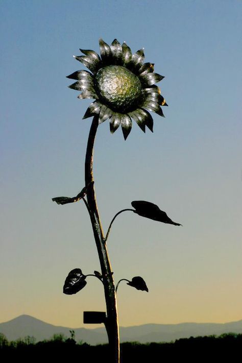 Sunflower Sculpture, Blacksmith Art, Metal Sunflower, Sculpture Flower, Sculpture Outdoor, Everlasting Summer, Metal Sculptures Garden, Flower Sculpture, Yard Sculptures