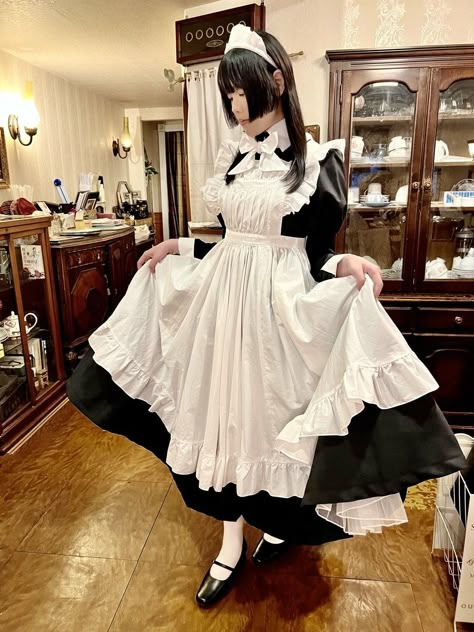 Historical Maid Dress, Traditional Maid Outfit, Maid Dress Pose, Cute Vampire Outfit, Maid Dress Reference, Maid Dress Aesthetic, Maid Poses Reference, Japanese Maid Outfit, Maid Outfit Aesthetic