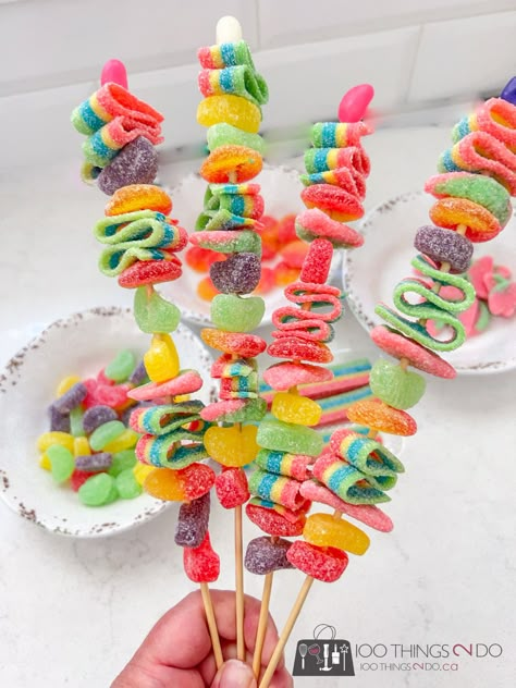 Gummy Sticks Birthday Parties, Diy Candy Birthday Decorations, Diy Candy Sticks, Candy Shish Kabobs, Candy Cabobs Diy, Candy Kebab Ideas, Sweet Kebab Ideas, Candy Shish Kabobs Sticks, Candy Kabobs Diy Ideas Party Favors