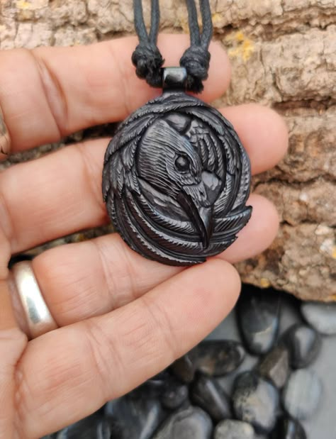 Crow Wood Carving, Raven Wood Carving, Wood Carving Art Sculpture, Wooden Jewelery, Dremel Crafts, Raven Jewelry, Dremel Carving, Raven Pendant, Wood Jewelery