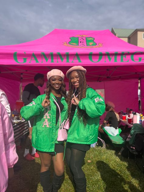 Alpha kappa alpha sorors at hbcu homecoming, matching pink small telfar bags and line jackets and pink berets/ undergrad black sorority chapter Aka Homecoming Outfits, Aka Decorations, Alpha Kappa Alpha Founders, Sorority Activities, Hbcu Homecoming, Black Sorority, Telfar Bags, Pink Beret, Homecoming Outfit