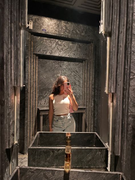 Restaurant Mirrors, Restaurant Bathroom, Photo Zone, Aesthetic Bathroom, Birthday Week, Mirror Bathroom, Mirror Photo, Fancy Restaurant, Basic Fits