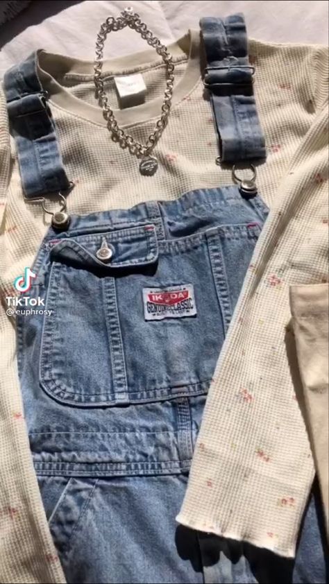 a0833c8a1817526ac555f8d67727caf6desc53016859ri Outfits With Overalls, Overall Outfit Ideas, Overall Fits, Dungarees Outfit, Dungaree Outfit, Wardrobe Tips, Outfits Chic, Nice Style, Swaggy Outfits