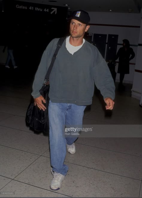 90s Airport Style Men, 90s New York Mens Fashion, 90s Male Style, 90s Mens Streetwear, Mens Vintage Fashion 90s Summer, 90s Athletic Outfits Mens, 1990 Mens Fashion, 90s Minimalism Fashion Men, Men’s Fashion Outfits 90s