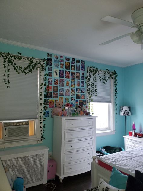 Room Ideas For Teal Walls, Teal Wall Decor Bedroom Ideas, Bedroom Ideas With Teal Walls, Room Ideas For Blue Walls, Room Ideas Aesthetic Teal Walls, Aesthetic Teal Room, Bedroom Blue Walls Aesthetic, Teal Rooms Ideas, Teal Room Aesthetic Bedroom