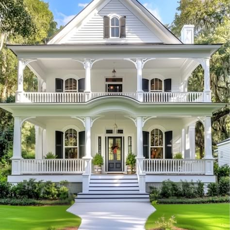 Southern Colonial Homes, Traditional Southern Home, Southern Colonial, Southern Farmhouse, Victorian House Plans, Pretty Homes, Dream Life House, Southern Home, French Country House