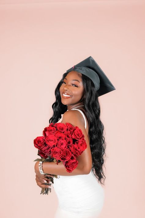 Graduation Cap Pictures Photo Ideas, Graduation Photoshoot With Flowers, Flower Graduation Photoshoot, Graduation Photoshoot Ideas Studio, Red Graduation Dress College, In Studio Graduation Photoshoot, Studio Photoshoot Ideas Graduation, Graduation Pictures With Flowers, Graduation Pictures In Studio