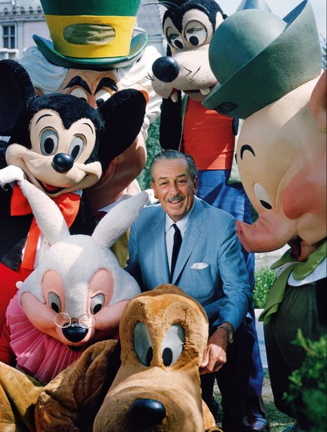 Disneyland: Vintage photos and drawings show how it began Walt Disney Paris, Disney Amor, Disneyland Vintage, Walter Elias Disney, Retro Disney, Disney Memories, Wonderful World Of Disney, Disney Vintage, Vintage Disneyland