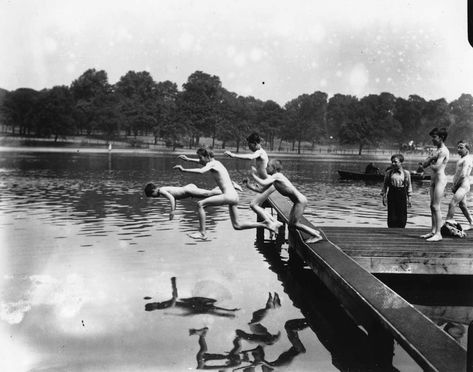 The Great British Heatwave In 32 Photos: 1911-1976 - Flashbak Wave Photo, Uk Summer, Old London, London Life, Vintage Life, Hyde Park, Great British, Hot Weather, A Group