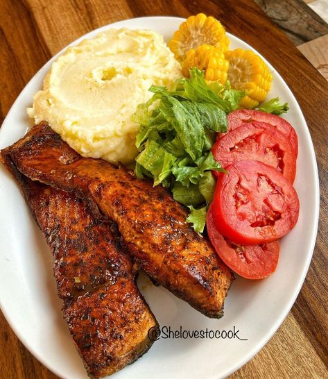 Dinners Aesthetic, Corn Steak, Fish Bar, Jamaica Food, Haitian Food, Healthy Plates, Blackened Salmon, Healthy Plate, Haitian Food Recipes