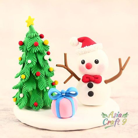 Snowman cheering Christmas with Christmas tree clay figure- Xmas decoration clay miniature Snowman Clay, Clay Snowman, Fimo Diy, Cactus Ceramic, Polymer Clay Tutorials, Clay Bear, Diy Polymer Clay, Clay Christmas Decorations, Clay Crafts For Kids