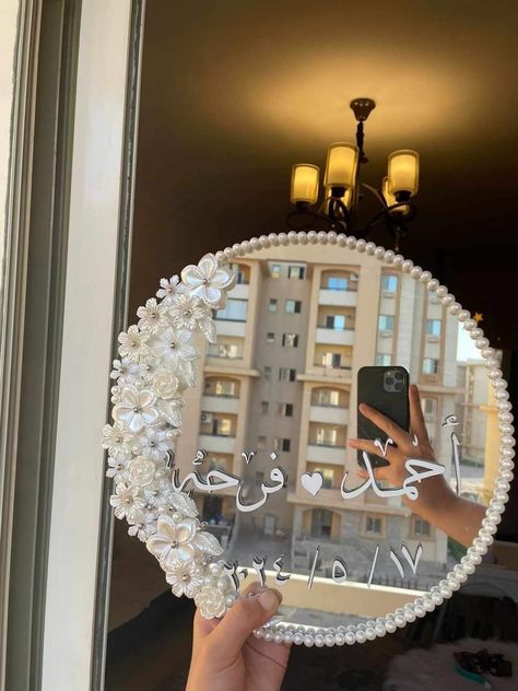 Nikah Mirror, Engagement Mirror, Bride Mirror, Creative Wedding Souvenirs, Engagement Party Photo Ideas, Diy Resin Gifts, Diy Gift Box Template, Nikah Decor, Mirror Decor Ideas